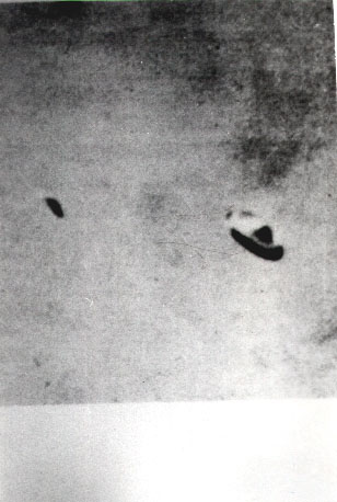 Rys. #12a: Czarno-biaĹ‚a fotografia UFO typu K3