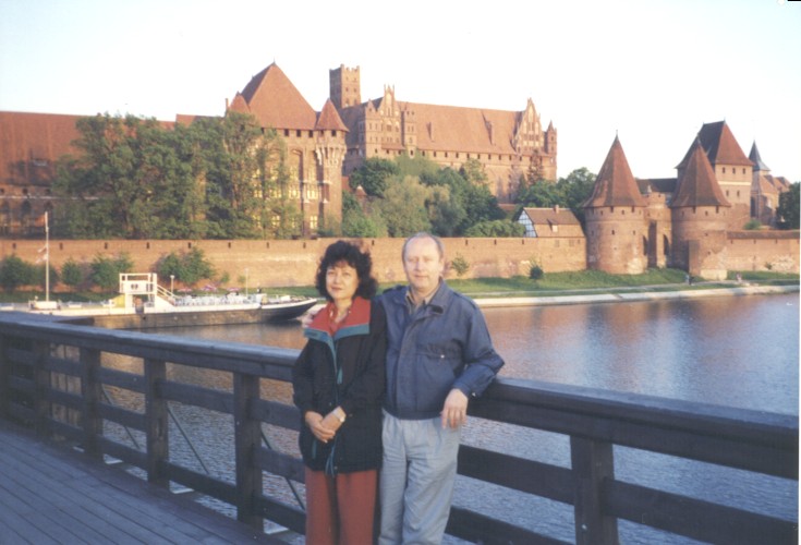 Fot. #B1 (R1 z [10]): Dr Jan PajÄ…k z ĹĽonÄ… przed zamkiem w Malborku. Maj 1995.
