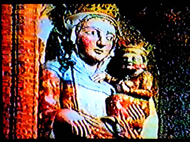 Fot. #C2b (Ĺ›rodek): Klatka starego filmu ukazujÄ…ca figurÄ™ krzyzackiej Madonny z zamku w Malborku, wraz z wnÄ™kÄ… w murze w jakiej ona staĹ‚a.