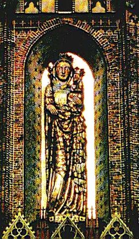 Fot. #C2c (dĂłĹ‚): Stara fotografia caĹ‚ej figury krzyĹĽackiej Madonny z zamku w Malborku, wraz z wnÄ™kÄ… w murze w jakiej ona stala.